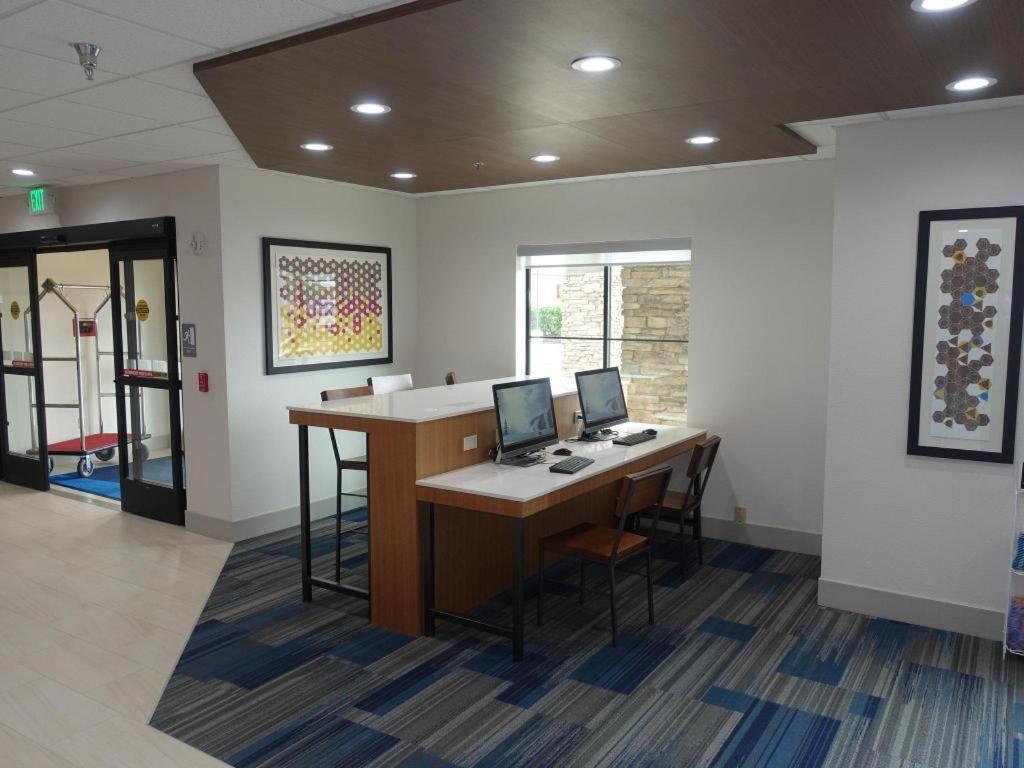 Holiday Inn Express & Suites Brentwood Dış mekan fotoğraf